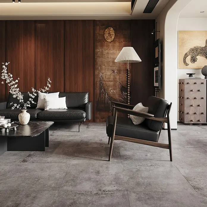 My Home Feinsteinzeugfliese - 30 x 60 cm, Dunkelgrau, Matt - Elegantes Wohnzimmer mit einem schwarzen Ledersofa, einem Sessel und einem Marmortisch, die ein stilvolles und modernes Ambiente schaffen.