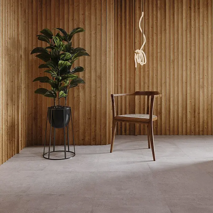 My Home Feinsteinzeugfliese - 60 x 60 cm, Grau, Matt - Zimmerpflanze im schwarzen Topf, Holzsessel und moderne Lampe vor Holzpaneelwand. Elegantes Interieur mit natürlichem Flair und stilvoller Beleuchtung.