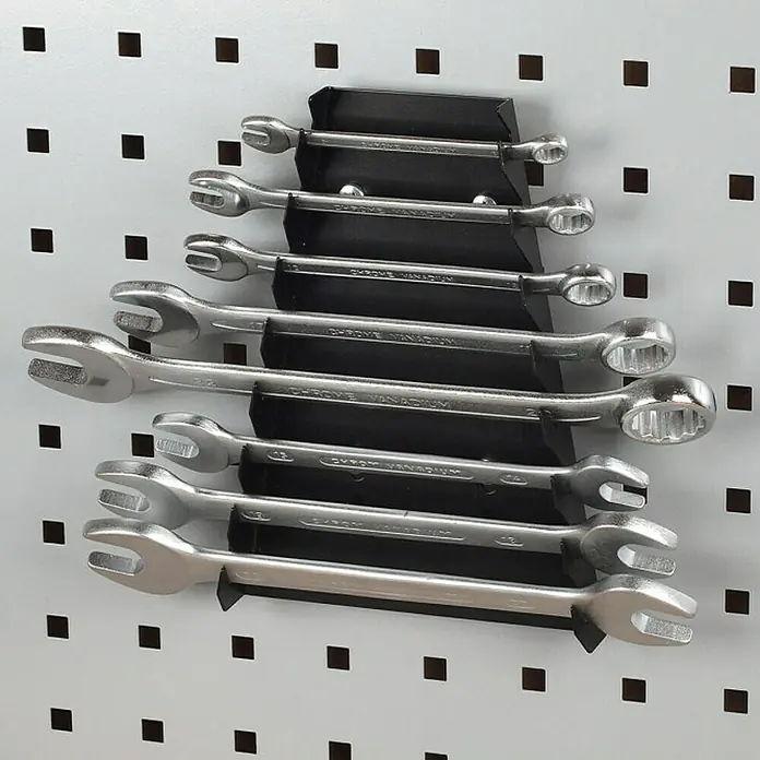 Wolfcraft Soporte portaherramientas - Apto para: Llave hexagonal interna - Primer plano de un soporte de pared para herramientas que muestra un juego de llaves de cromo vanadio de varios tamaños.
