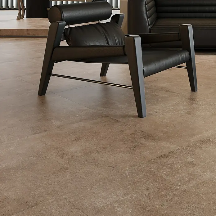 My Home Feinsteinzeugfliese - 60 x 120 cm, Taupe, Matt - Elegantes Interieur mit einem stilvollen schwarzen Ledersessel, der Komfort und modernes Design vereint.\n