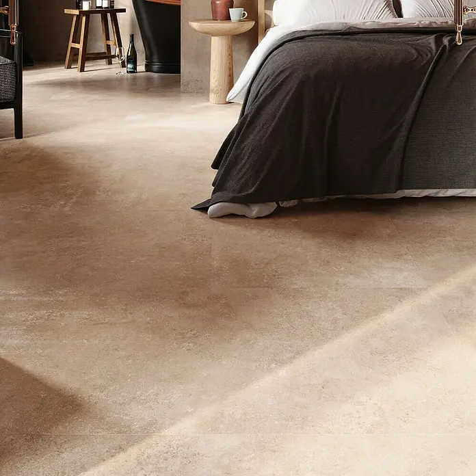 My Home Feinsteinzeugfliese - 60 x 120 cm, Beige, Matt - Einladender Raum mit beigem Natursteinboden, der Wärme und Eleganz ausstrahlt, perfekt für ein stilvolles Ambiente im Schlafzimmer oder Bad.