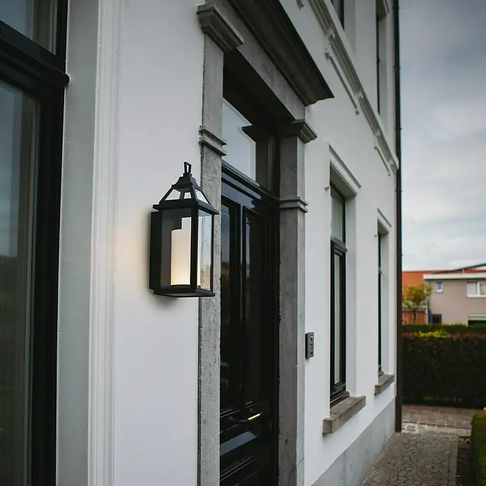 Lutec Aplique exterior LED Hom - 16 W, 16,2 x 14,5 x 39 cm, Negro, IP44 - Elegante lámpara de pared exterior negra con una suave luz tipo vela, creando un ambiente acogedor.