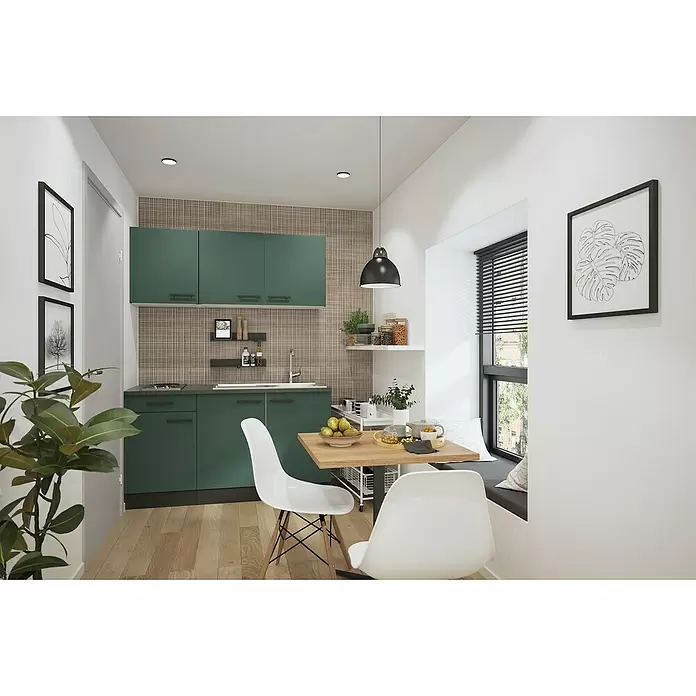 Optifit Verona405 Singleküche Typ 1 - Breite: 150 cm, Steingrün, Wechselseitig aufbaubar - Moderne Küche mit grünen Schränken, dunkler Arbeitsplatte und gefliester Rückwand. Ein kompakter Essbereich mit Holztisch und weißen Stühlen.