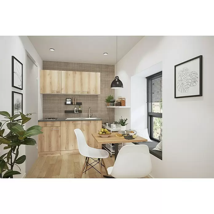 Optifit Livorno290 Singleküche Typ 2 - Breite: 150 cm, Wildeiche Nachbildung, Mit Elektrogeräten - Eine moderne Kompaktküche mit hellen Holzschränken und grauer Arbeitsplatte, kombiniert mit einem Essbereich aus Holztisch und weißen Stühlen am Fenster.