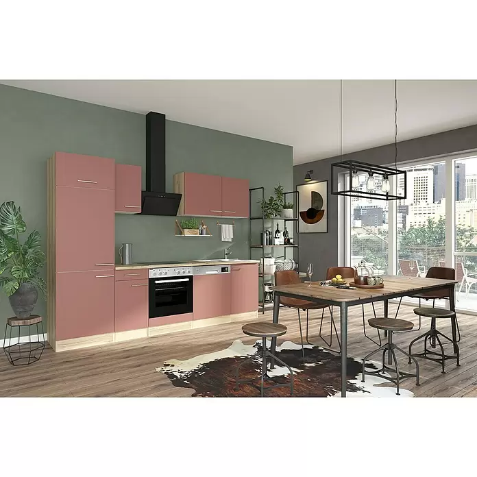 Optifit Bari407 Küchenzeile Typ 1 - Breite: 270 cm, Rostrot, Mit Elektrogeräten - Rosafarbene Küche mit hellen Holzdetails und Holzesstisch mit braunen Stühlen in einem offenen Raum.