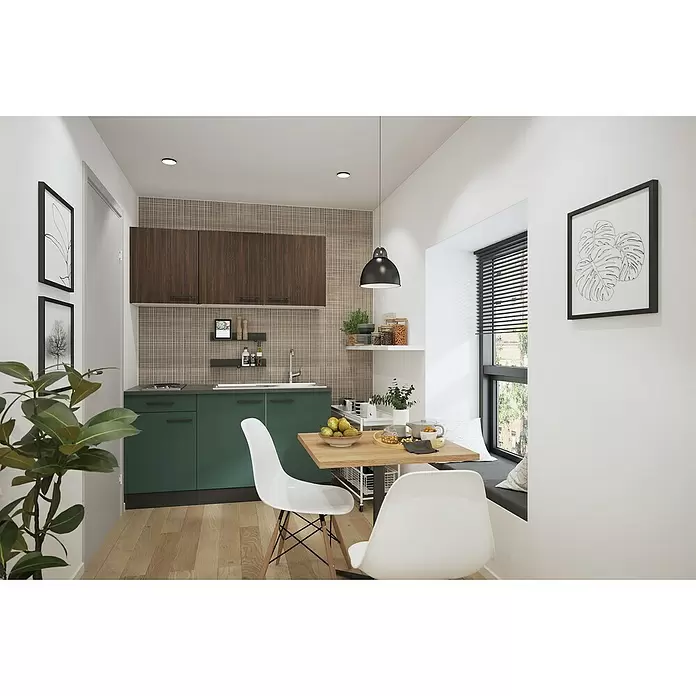 Optifit Verona405 Singleküche Typ 1 - Breite: 150 cm, Steingrün/Rillendekor Nussbaum, Mit Elektrogeräten - Elegante Küche mit dunkelgrünen und holzfarbenen Schränken, gemusterter Rückwand und kompaktem Essbereich mit Holztisch, weißen Stühlen und Fensterbank.