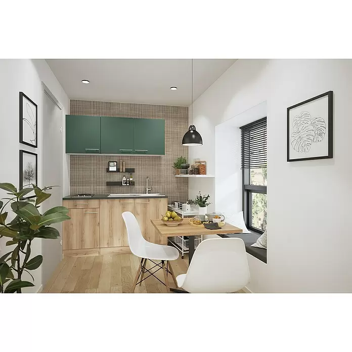Optifit Savona405 Singleküche Typ 3 - Breite: 150 cm, Wildeiche Nachbildung/Steingrün, Mit Elektrogeräten - Moderne Küche mit grünen Oberschränken, Holzunterschränken und einem angrenzenden Essbereich mit Holztisch, weißen Stühlen und Fensterbank.
