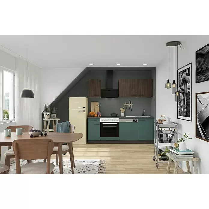Optifit Verona405 Singleküche Typ 3 - Breite: 210 cm, Steingrün/Rillendekor Nussbaum, Mit Elektrogeräten - Moderne Küche und Essbereich mit türkis-Holz-Schränken, Retro-Kühlschrank, Esstisch und Metallwagen, mit Pendel- und Einbauleuchten.
