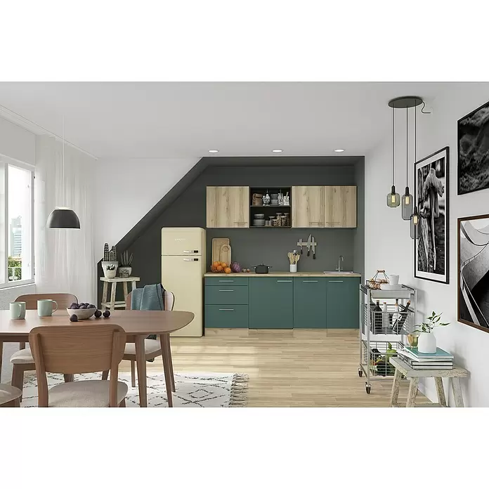 Optifit Livorno290 Singleküche Typ 1 - Breite: 210 cm, Steingrün/Wildeiche Nachbildung, Mit Elektrogeräten - Moderne Küche mit grünen Unterschränken, hellen Holz-Oberschränken und einer Holztheke mit Spüle.