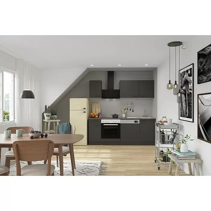 Optifit Madrid420 Singleküche Typ 3 - Breite: 210 cm, Anthrazit, Mit Elektrogeräten - Moderner offener Küchen- und Essbereich mit dunkelgrauen Schränken, beigem Retro-Kühlschrank, Esstisch aus Holz und stilvollen Pendelleuchten.