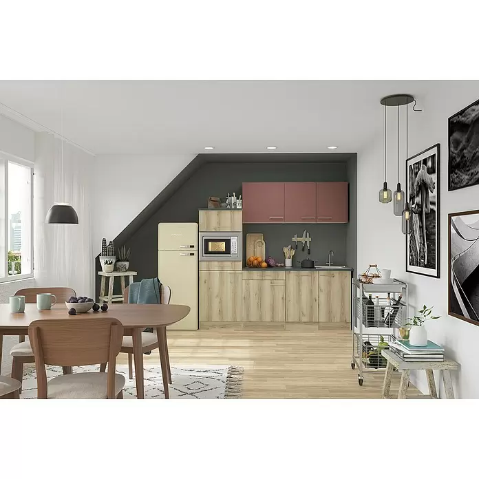 Optifit Bari407 Singleküche Typ 4 - Breite: 210 cm, Rostbraun/Wildeiche Nachbildung, Wechselseitig aufbaubar - Ein offener Wohn- und Essbereich mit Holzmöbeln, cremefarbenem Retro-Kühlschrank und roten Hängeschränken.