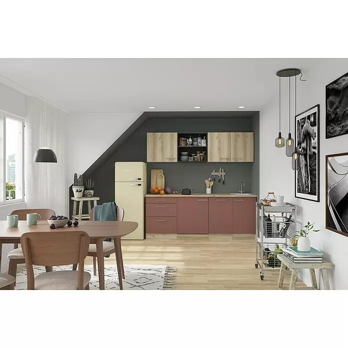 Optifit Livorno290 Singleküche Typ 1 - Breite: 210 cm, Wildeiche Nachbildung/Rostbraun, Wechselseitig aufbaubar - Ein modernes Küchen- und Esszimmer mit Holztisch, zweifarbigen Wänden, rotbraunen Schränken, hellem Holzboden und cremefarbenem Retro-Kühlschrank.