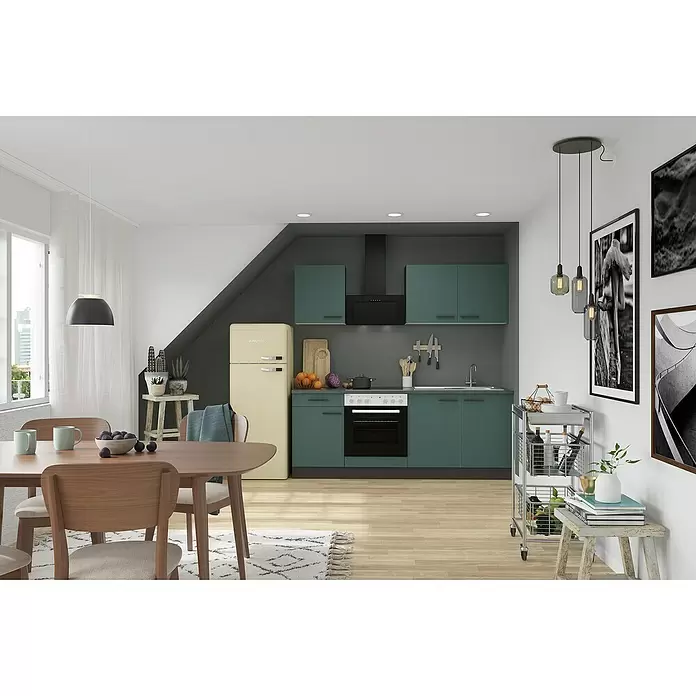 Optifit Verona405 Singleküche Typ 2 - Breite: 210 cm, Steingrün, Wechselseitig aufbaubar - Moderne Küche und Essbereich mit petrolfarbenen Schränken, einem retro gelben Kühlschrank und einem Holztisch unter einer Dachschräge.