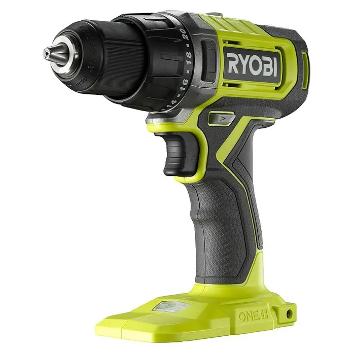 Ryobi ONE+ Maschinen-Set Combo Kit R18CK3G-242 - 18 V, 2 Ah - 4 Ah, 2 Akkus, 6 -tlg. - Nahaufnahme eines Ryobi ONE+ Akku-Bohrschraubers mit grünem Gehäuse und schwarzem Griff vor schwarzem Hintergrund.
