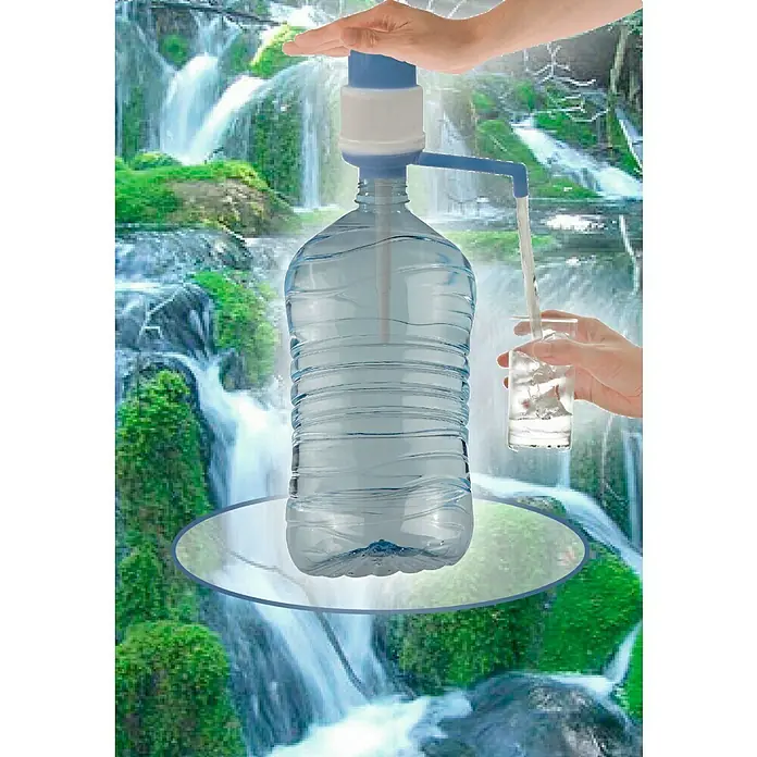Jocca Dispensador de agua - Blanco/Azul - Primer plano de una botella de agua con bomba dispensando agua en un vaso, con una cascada de fondo.