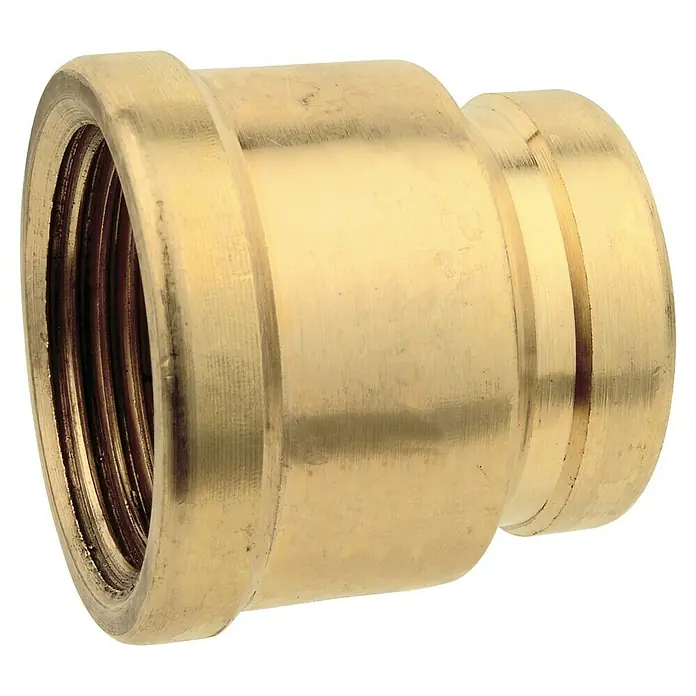 Reduziermuffe - ½″/⅜″, Messing, Blank - Nahaufnahme einer Messing-Reduzierverschraubung für Sanitärinstallationen. Das goldfarbene Verbindungsstück zeigt deutliche Gewinde im Inneren.