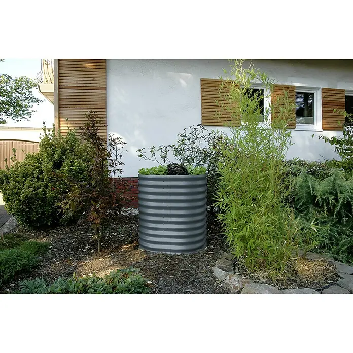 Vitavia Hochbeet Terra 858 - 82 x 82 x 85,8 cm, Zincalume®, Granit - Ein stilvoller, geriffelter, grauer Pflanzkübel im Garten, umgeben von Pflanzen. Ideal für die stilvolle Gartengestaltung.