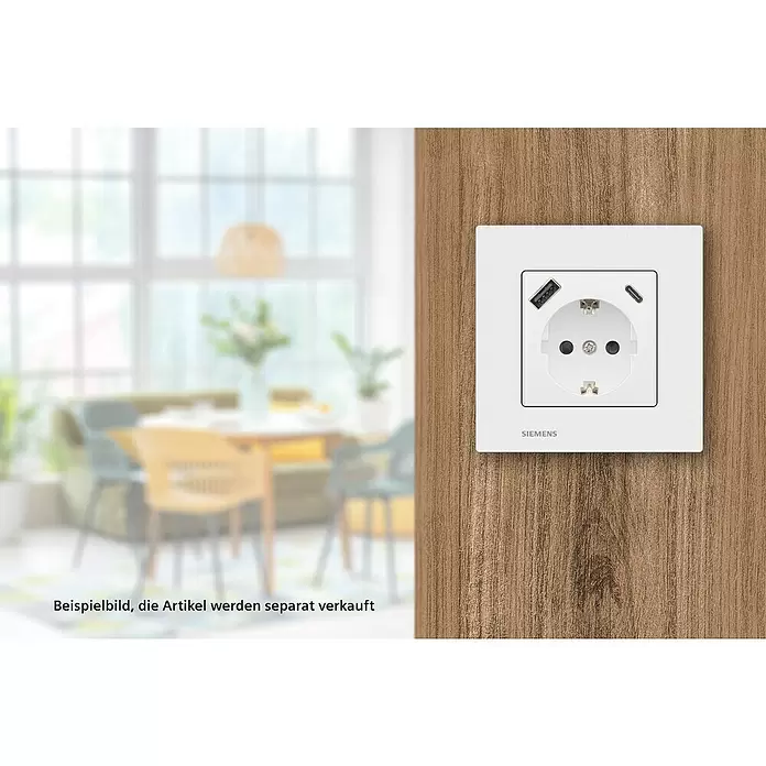 Siemens DELTA Viva USB-Steckdose USB A & USB C SIE044523 - Polar Weiß, Glänzend, Kunststoff, Unterputzmontage - Weiße Siemens Wandsteckdose mit Schuko-, USB-A- und USB-C-Anschlüssen, montiert an einer Holzwand.