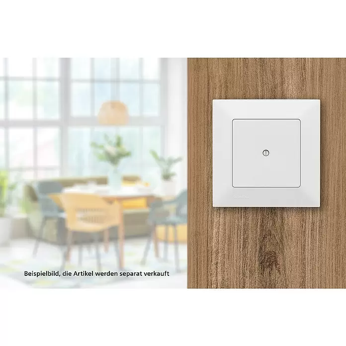 Siemens DELTA Mega Blindabdeckung SIE044127 - Polar Weiß, Glänzend, Kunststoff, Unterputzmontage - Weißes Siemens Quadrat-Bedienfeld an Holzwand, mit verschwommenem modernen Interieur im Hintergrund.