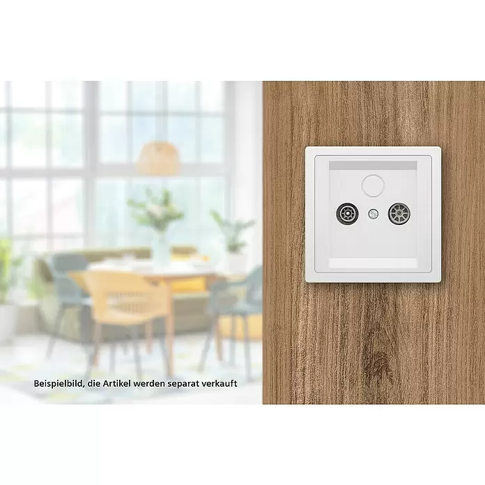 Siemens Delta Style Antennendose SIE044288 - Polar Weiß, Glänzend, Kunststoff, Unterputzmontage - Weiße Antennendose auf hellbrauner Holzwand, mit verschwommenem, modernem Esszimmer im Hintergrund.