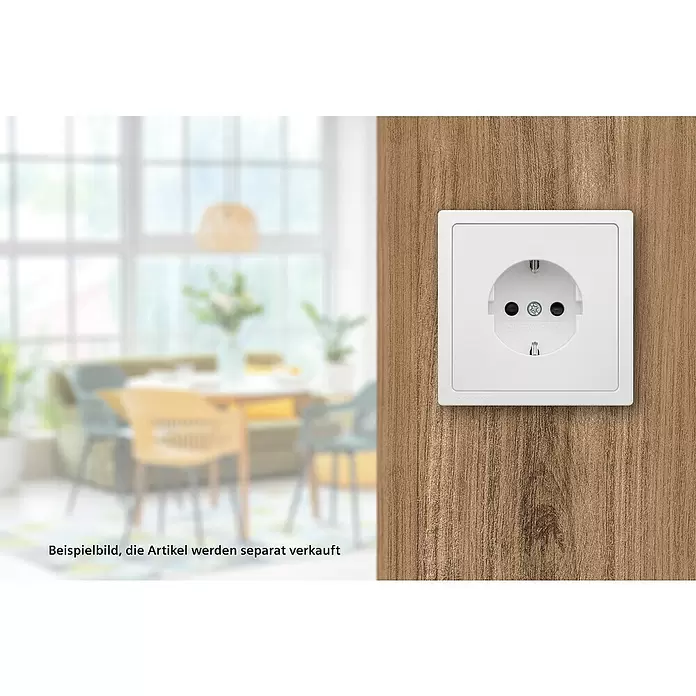 Siemens Delta Style Abdeckrahmen SIE044332 - Polar Weiß, 1-fach, Kunststoff, Schrauben - Weiße Steckdose mit Siemens-Logo, auf einer Holzwand in einem unscharfen modernen Interieur montiert.