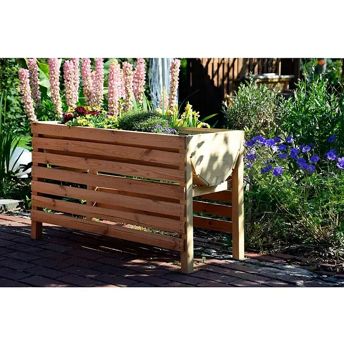 Dobar Hochbeet XL - 100 x 45 x 60 cm, Holz, Natur - Das Bild zeigt ein rechteckiges, erhöhtes Pflanzbeet aus Holzlatten mit blühenden Pflanzen in einem Garten, das eine rustikale und natürliche Note verleiht.