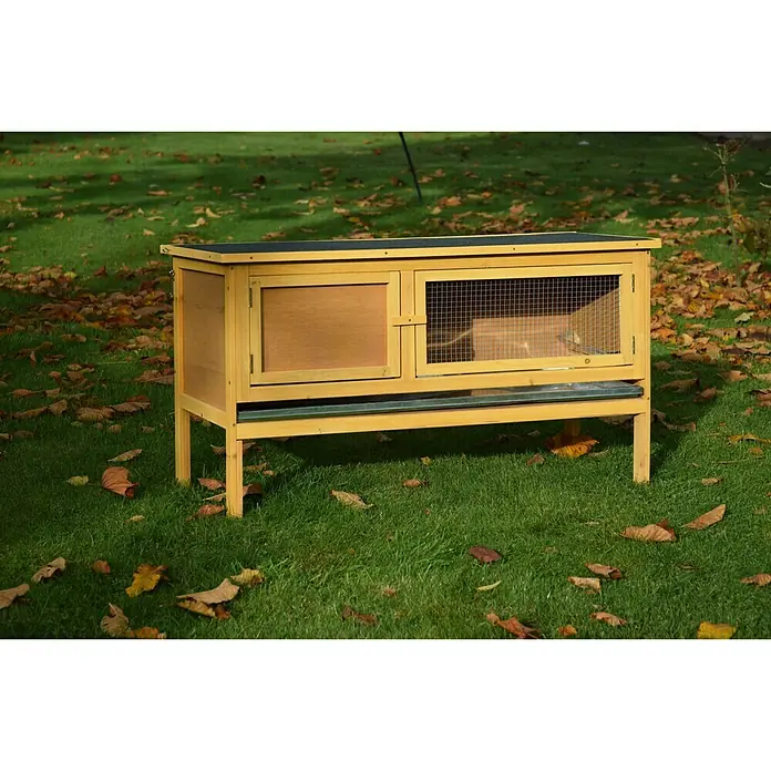 Dobar Kleintierstall Tradition - L x B x H: 115 x 45 x 66 cm, Holz, Natur - Ein rechteckiger, hölzerner Hasenstall mit Gitterfenster steht auf einer grünen Wiese mit Herbstlaub. Ideal für Kaninchen im Freien.