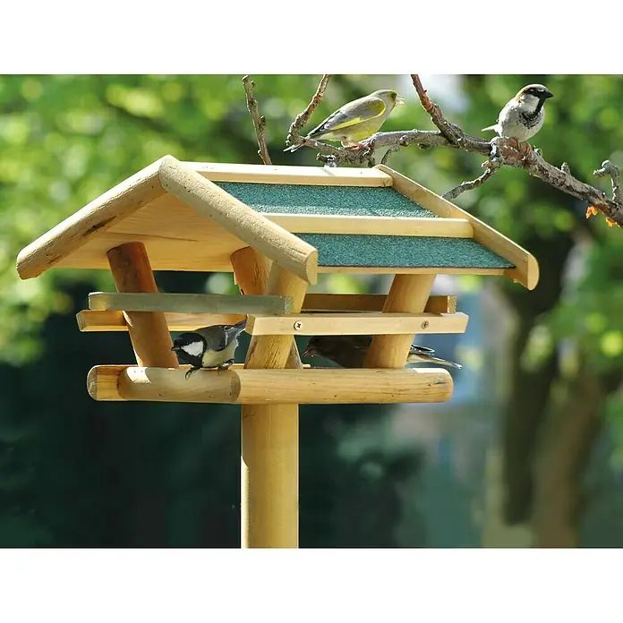 Dobar Vogelhaus - 46 x 46 x 103 cm, Holz, Natur/Grün - Ein hölzernes Vogelhaus mit grünem Dach ist von mehreren Vögeln umgeben, die entweder darauf sitzen oder sich darin befinden.