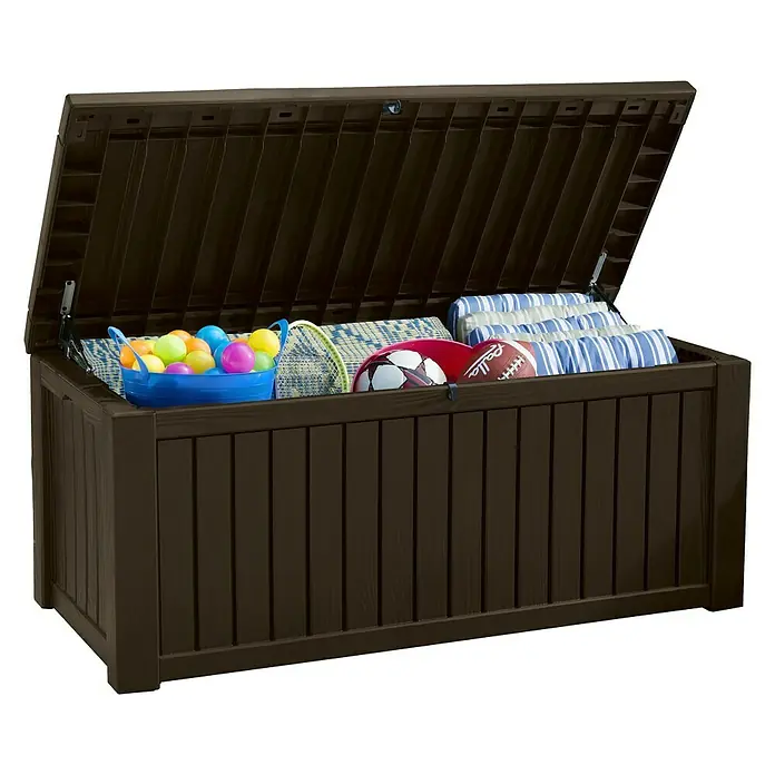 Keter Baúl para jardín Rockwood - 72,4 x 155 x 64,4 cm, 570 l - Caja de almacenamiento marrón con tapa abierta, llena de juguetes, pelotas y cojines, ideal para guardar al aire libre.