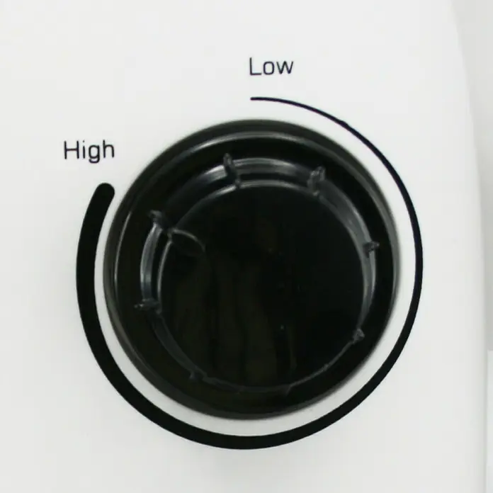 Voltomat HEATING Heizlüfter - 1.000 W - 2.000 W, Weiß, IP23 - Nahaufnahme eines schwarzen Drehknopfes mit den Beschriftungen "High" und "Low" zur Steuerung eines Geräts.