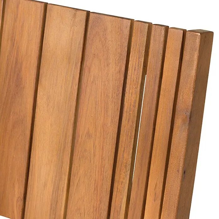 Siena Garden Falun Gartenstuhl - Akazie, Klappbar, Natur, B x T x H: 50,5 x 55 x 88,5 cm - Detailaufnahme einer Holzstuhllehne, die die natürliche Maserung und die warme Farbe des Holzes hervorhebt.