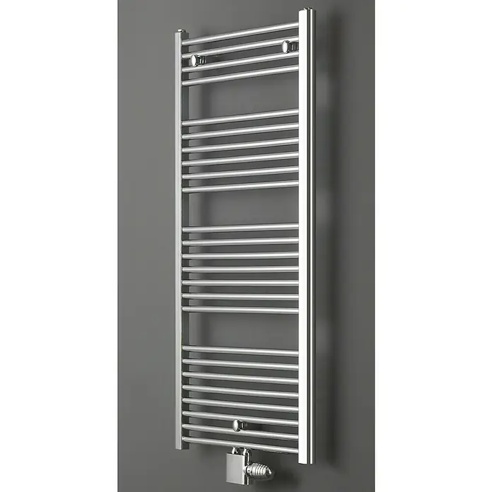 Ximax Badheizkörper C1 - B x H: 600 x 916 mm, Wärmeleistung bei Vorlauftemperatur von 75 °C (D: 50): 306 W, Anschlusskombination Heizkörper: Mittig unten - Nahaufnahme eines modernen, silbernen Handtuchwärmers an einer grauen Wand. Der Fokus liegt auf dem eleganten Design und der Funktionalität.