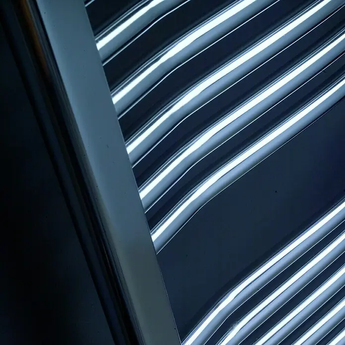 Ximax Badheizkörper C3 - B x H: 600 x 1.732 mm, Wärmeleistung bei Vorlauftemperatur von 75 °C (D: 50): 581 W - Abstraktes Bild von Neonröhren, die ein modernes und futuristisches Designelement darstellen. Ideal für kreative Projekte.