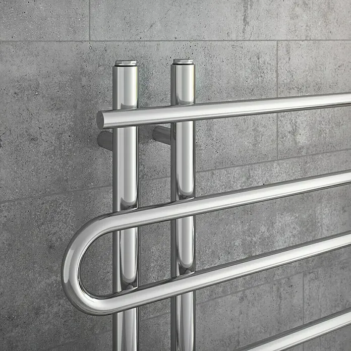 Ximax Designheizkörper C8 - B x H: 600 x 1.400 mm, Wärmeleistung bei Vorlauftemperatur von 75 °C (D: 50): 354 W - Nahaufnahme eines modernen, verchromten Handtuchwärmers an einer grauen Wand, der durch sein elegantes Design und seine Funktionalität besticht.