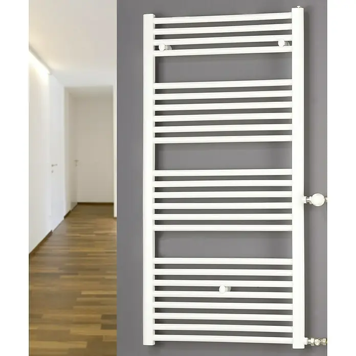 Ximax Badheizkörper Hektor SA - B x H: 600 x 1.838 mm, Wärmeleistung bei Vorlauftemperatur von 75 °C (D: 50): 1.028 W, Nabenabstand: 500 mm - Wandmontierter, weißer Handtuchwärmer vor einer grauen Wand in einem modernen Raum.