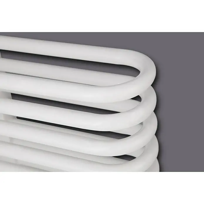 Ximax Badheizkörper K3 - B x H: 600 x 1.720 mm, Wärmeleistung bei Vorlauftemperatur von 75 °C (D: 50): 1.517 W - Nahaufnahme eines weißen Handtuchwärmers mit mehreren horizontalen, gebogenen Stangen vor einem grauen Hintergrund.