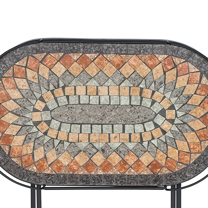 Siena Garden Prato Serviertisch - 68 x 41 cm, Eisen - Nahaufnahme eines ovalen Mosaiktisches mit einem Muster aus braunen und grauen Fliesen.