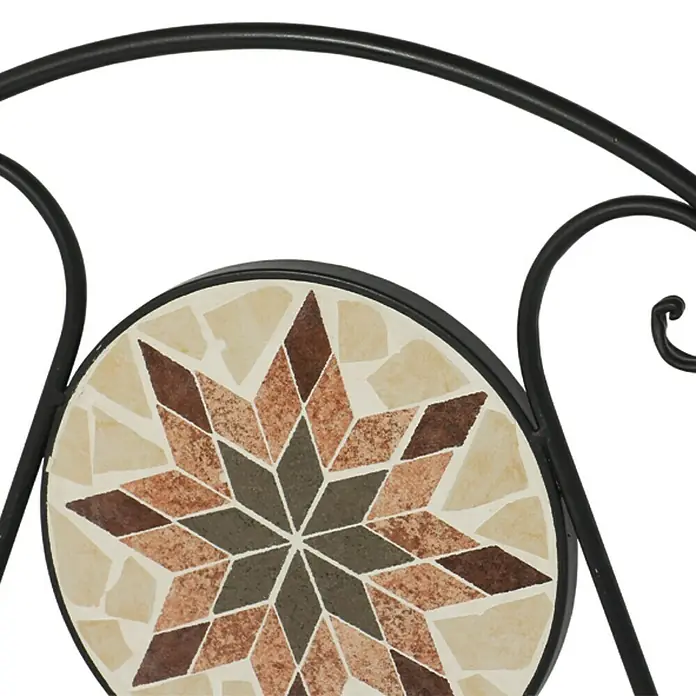 Siena Garden Stella Gartenstuhl - Klappbar, Schwarz, B x T x H: 39 x 49,5 x 89,5 cm - Nahaufnahme eines kunstvollen Mosaiktisches mit Sternmuster und elegantem, geschwungenem Metallgestell. Der Tisch vereint Funktionalität und Ästhetik.