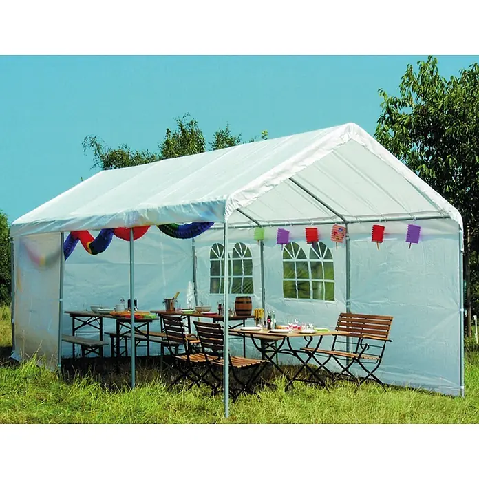 Siena Garden Ersatzdach Carport - 300 x 600 cm, Weiß - Ein weißes Partyzelt mit Tischen und Stühlen drinnen, dekoriert mit bunten Girlanden und Papierlaternen für Feierlichkeiten im Freien.