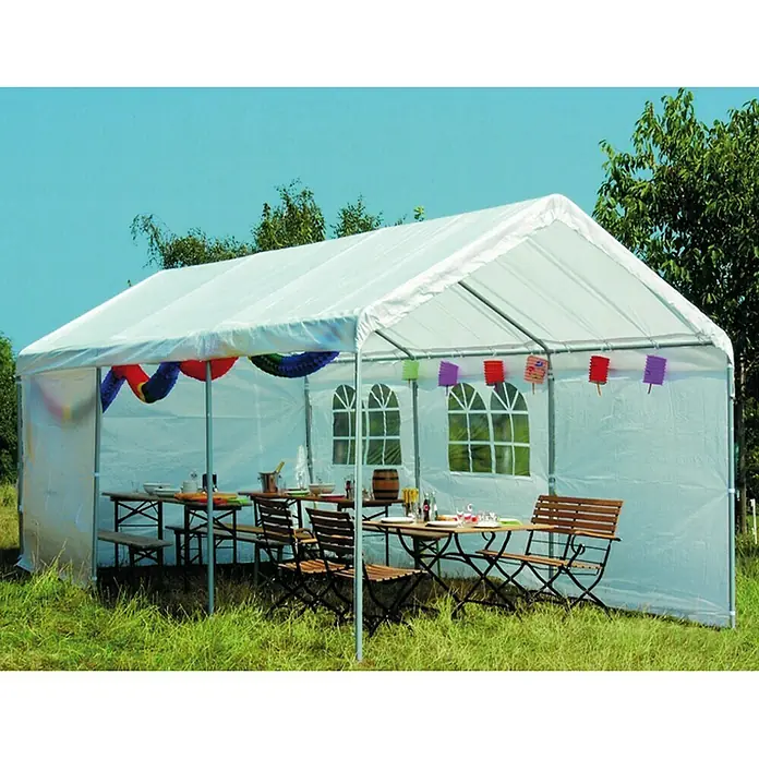 Siena Garden Ersatzdach Carport - 300 x 600 cm, Weiß - Ein weißes Partyzelt mit Tischen und Stühlen drinnen, dekoriert mit bunten Girlanden und Papierlaternen für Feierlichkeiten im Freien.