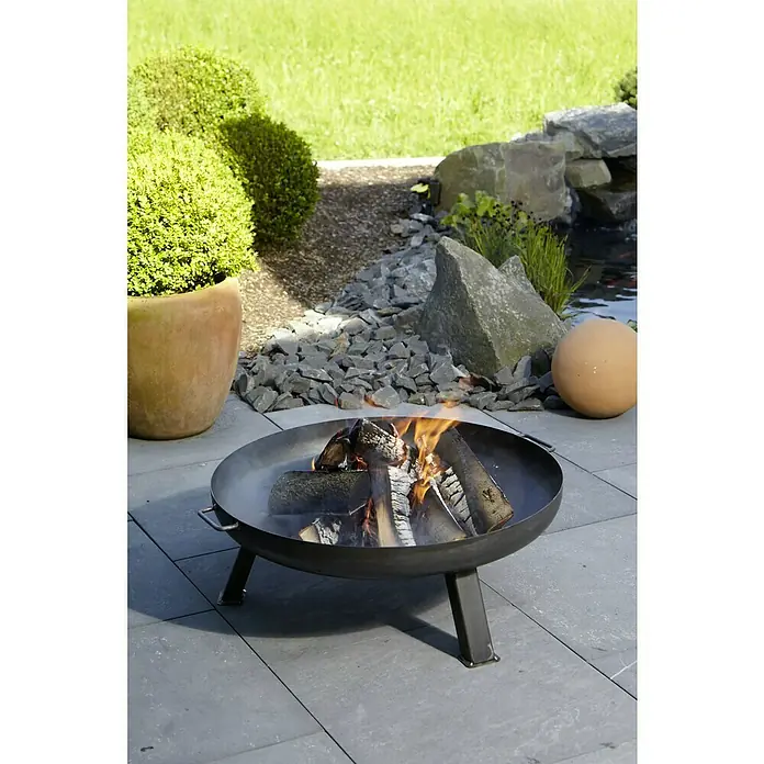 Buschbeck FeuerschaleDurchmesser: 60 cm, Eisen - Feuerstelle im Freien mit brennendem Holz und dekorativer Umgebung. Einladende Atmosphäre für gemütliche Abende im Garten.
