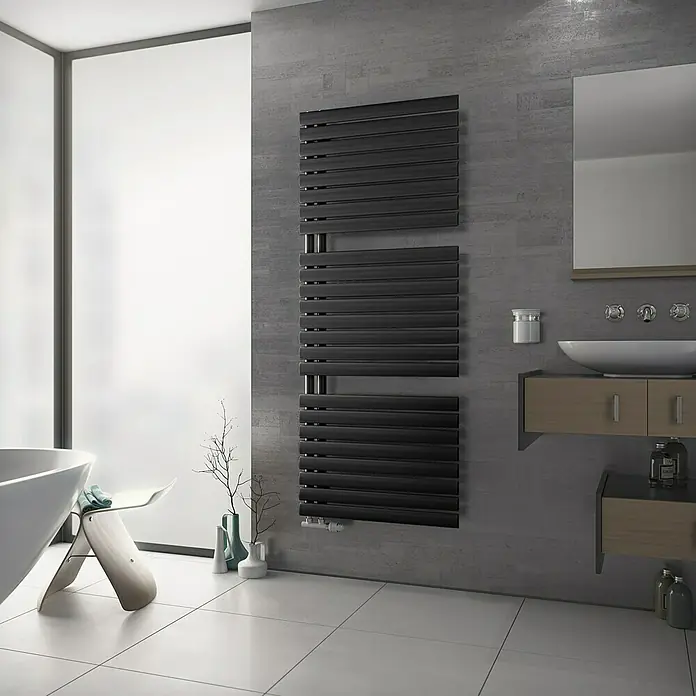 Ximax Designheizkörper Fortuna Open - B x H: 600 x 1.512 mm, Wärmeleistung bei Vorlauftemperatur von 75 °C (D: 50): 832 W, Anthrazit - Elegantes Badezimmer mit einem schwarzen Handtuchwärmer, der an der Wand hängt. Der Handtuchwärmer ist ein stilvolles und praktisches Accessoire.