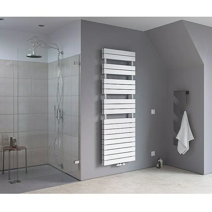 Ximax Designheizkörper P2 Duplex - B x H: 500 x 1.195 mm, Wärmeleistung bei Vorlauftemperatur von 75 °C (D: 50): 768 W - Moderner, weißer Handtuchwärmer hängt an der Wand in einem stilvollen Badezimmer und sorgt für warme Handtücher nach dem Duschen.