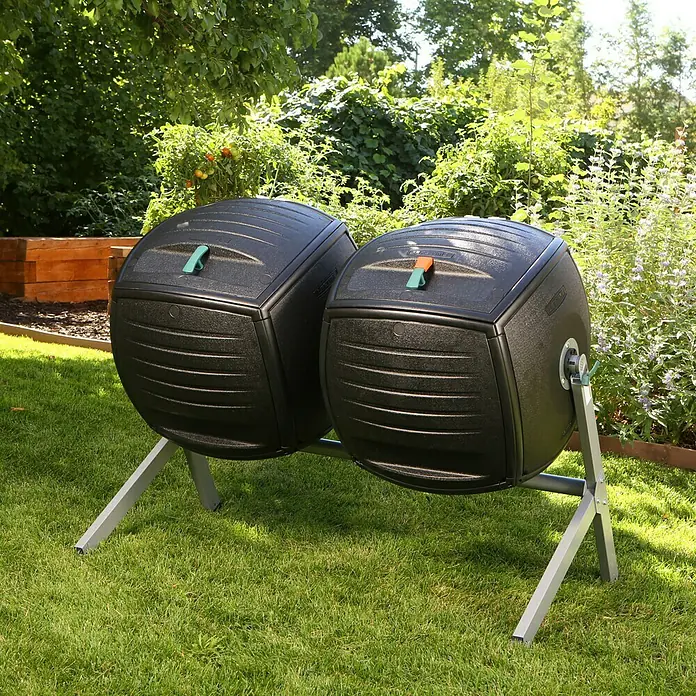 Lifetime Komposter Zwilling - 380 l, 80 x 148 x 111 cm - Zwei schwarze, rollende Kompostbehälter auf einem silbernen Gestell im Garten. Ideal für die Gartenabfallverwertung.