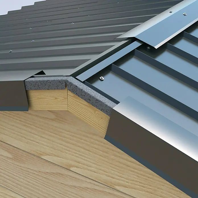 Sarei Piccolo Firstblech - Zuschnittbreite: 200 mm, Länge: 1.000 mm, Aluminium, Anthrazit - Nahaufnahme einer Metalldachkonstruktion mit Dämmung und Holzdetails, die die Bauweise und Materialien hervorhebt.