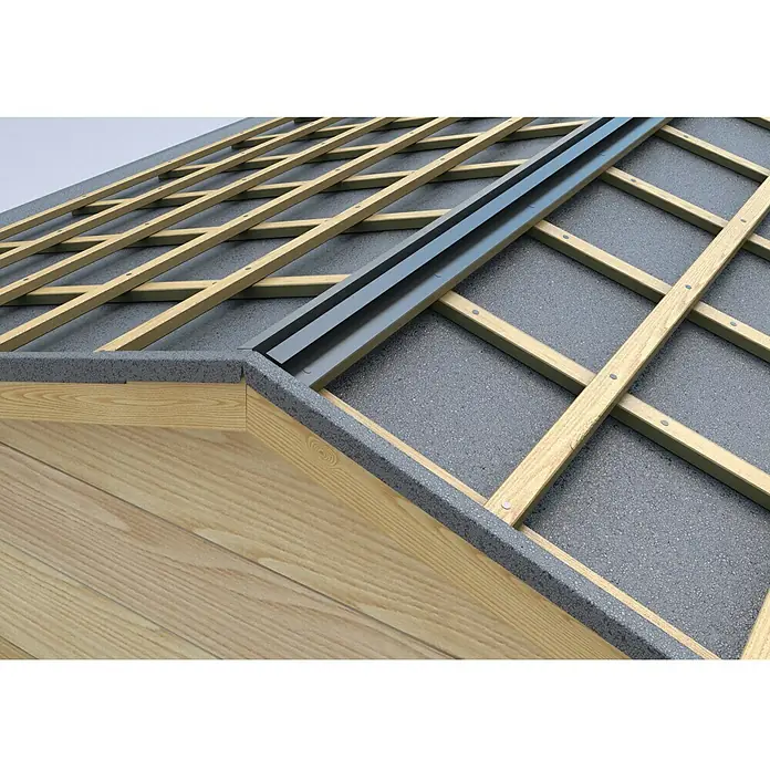 Sarei Piccolo Anschlussprofil - Zuschnittbreite: 125 mm, Länge: 2.000 mm, Aluminium, Anthrazit - Nahaufnahme der Holzsparren und der Dachabdichtung. Die Holzkonstruktion des Daches ist gut sichtbar.
