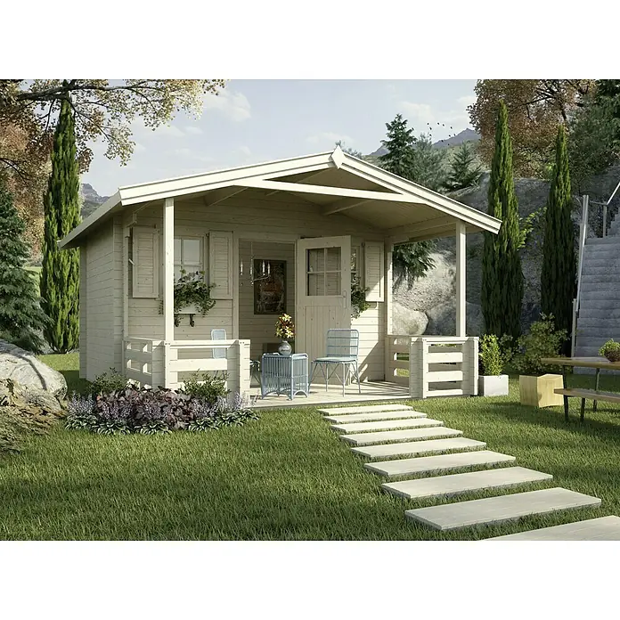 Weka Gartenhaus Passau - Außenmaß inkl. Dachüberstand (B x T): 450 x 514 cm, Holz, Natur, 19 m² - Ein charmantes, weißes Gartenhaus mit überdachter Veranda, umgeben von üppigem Grün und einem einladenden Gartenweg.