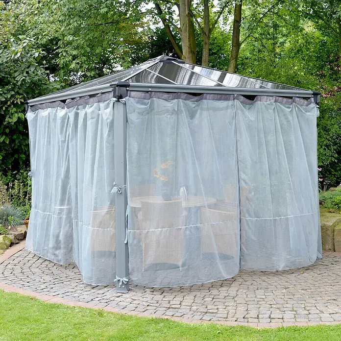 Palram – Canopia Fliegengitter-Vorhang für Pavillon Palermo - B x H: 360 x 217 cm - Das Bild zeigt ein Gartenpavillon mit Vorhängen auf einer gepflasterten Fläche, umgeben von üppigem Grün.