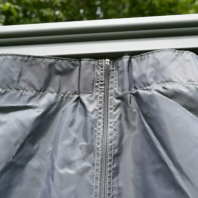 Palram – Canopia Pavillon-Seitenwände für Pavillon Palermo 3000 - B x H: 360 x 217 cm - Nahaufnahme eines grauen Outdoor-Vorhangs mit Reißverschluss an einer grauen Stange, ideal für den Außenbereich.