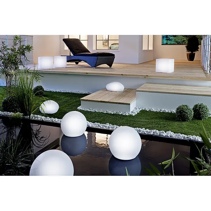 Solar-Dekoleuchte - 40 x 28,5 cm, IP67 - Eine moderne Gartengestaltung mit leuchtenden Kugellampen und kubischen Leuchten, die eine entspannende Atmosphäre schaffen.